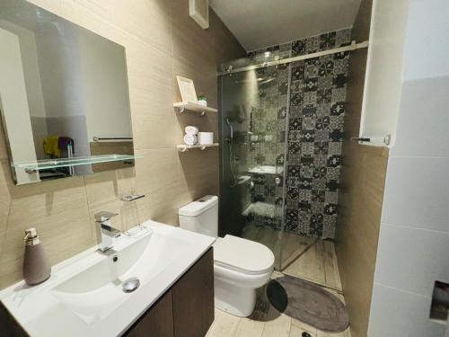 a bathroom with a shower and a toilet and a sink at Encantador Loft en Lima - Cerca del aeropuerto in Lima