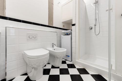 La salle de bains blanche est pourvue d'une douche et de toilettes. dans l'établissement Tornabuoni City Center Florence, à Florence