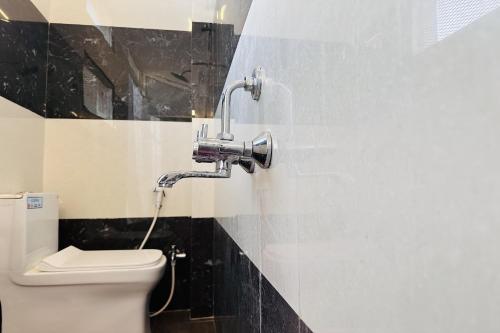 Hotel The Galaxy near Udaipur Airportにあるバスルーム