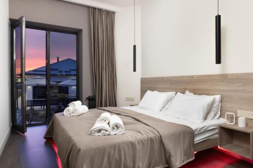 1 dormitorio con 1 cama grande y toallas. en Chic Villa with many amenities, one of a kind in the country, en Arzni