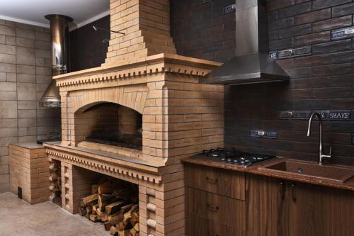 un horno de ladrillo en medio de una cocina en Chic Villa with many amenities, one of a kind in the country, en Arzni
