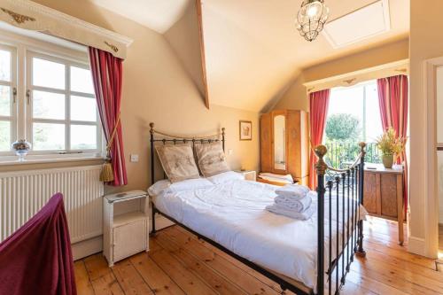 ein Schlafzimmer mit einem Bett in einem Zimmer in der Unterkunft Beautiful country cottage for 8 - great staycation in Wolverhampton