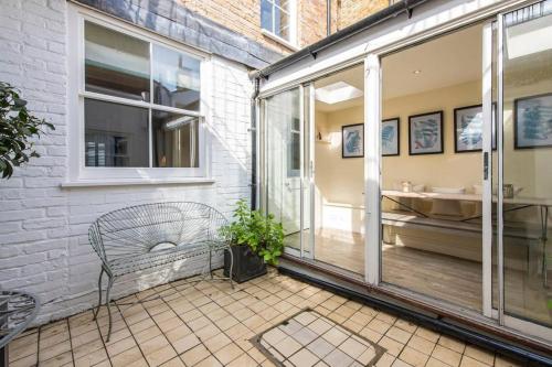 倫敦的住宿－Delightful 2 Bed in Notting Hill - 5 min from tube，阳台配有长凳和浴缸。