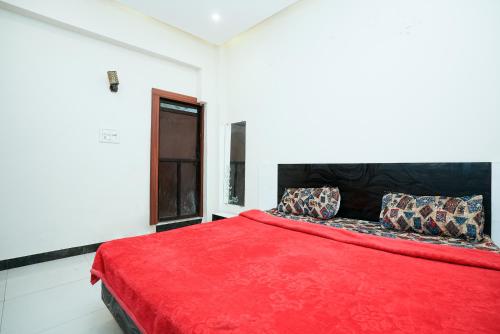 Hotel The Galaxy near Udaipur Airportにあるベッド