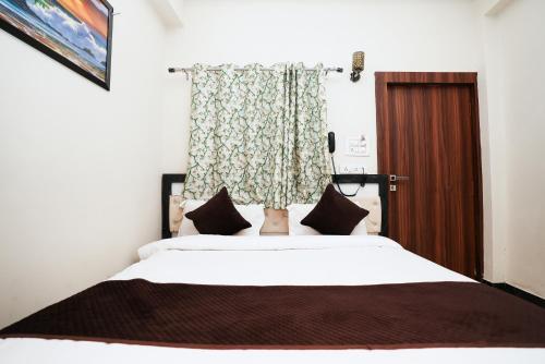 Hotel The Galaxy near Udaipur Airportにあるベッド
