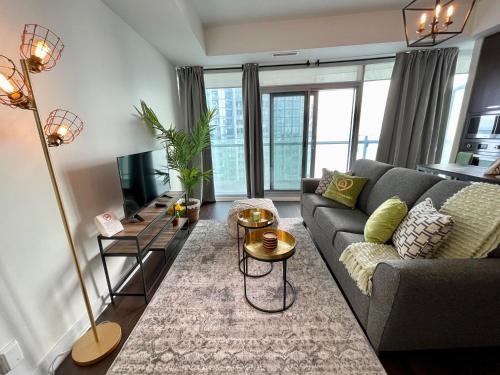 uma sala de estar com um sofá e uma mesa em GLOBALSTAY Gorgeous Downtown Apartment em Toronto