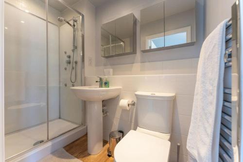 y baño con aseo, lavabo y ducha. en Luxury 2 Bed Apartment Parking by NEC & Solihull, en Solihull
