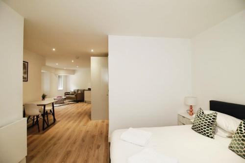 Vuode tai vuoteita majoituspaikassa Seven Stays Modern Studio Apartment - Solihull