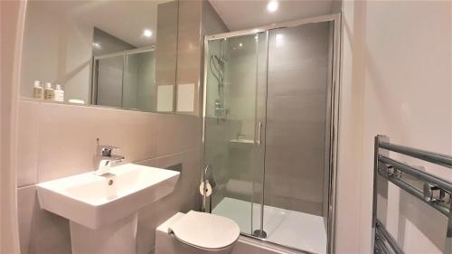 a bathroom with a toilet and a sink and a shower at Luxury 1 bed apartment 10 mins from Bham City Centre in Birmingham