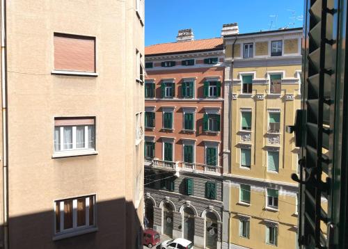um grupo de edifícios ao lado um do outro em Gli Acquerelli em Trieste