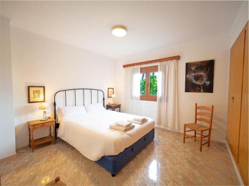 ソン・セッラ・デ・マリーナにあるSon Serra IIのベッドルーム1室(ベッド1台、椅子2脚、窓付)