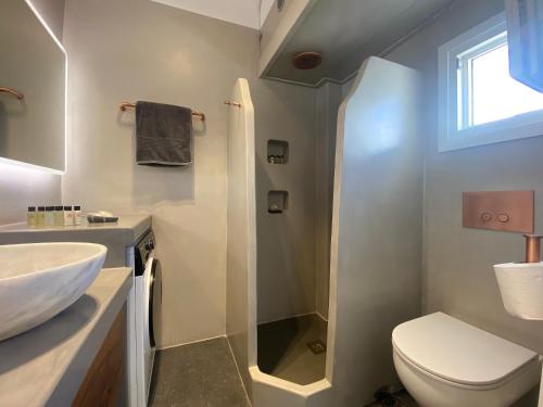 A bathroom at Two level house on the Beach