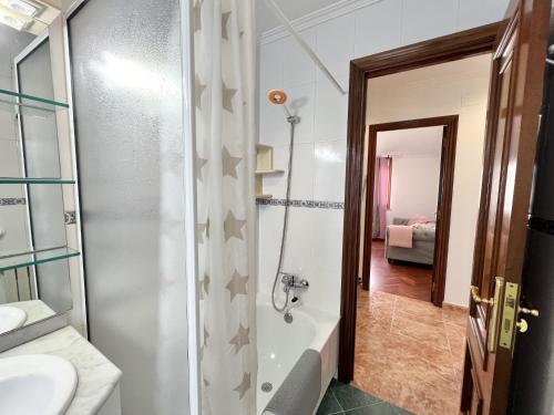 W łazience znajduje się prysznic, umywalka i wanna. w obiekcie Pink Panther w mieście A Coruña