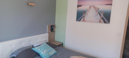- une chambre avec un lit et une photo de la jetée dans l'établissement Chambre climatisée indépendante 300m mer, à Six-Fours-les-Plages