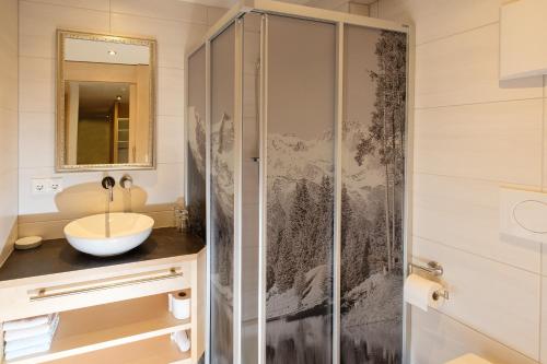 uma casa de banho com um chuveiro e um lavatório. em Gasthof Hirschen em Kappl