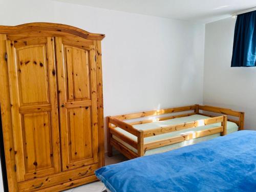 1 dormitorio con 1 cama y armario de madera en Ferienwohnung Behrens en Celle