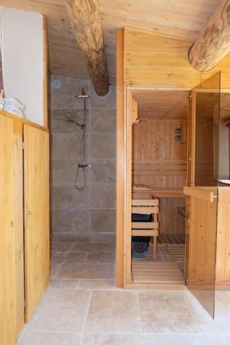 Salle de bains dans l'établissement Le Vieil Olivier 5