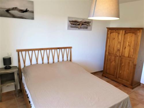 - une chambre avec un lit et une armoire en bois dans l'établissement Coste Investissement - Le Vieil Olivier 5, à Cornillon
