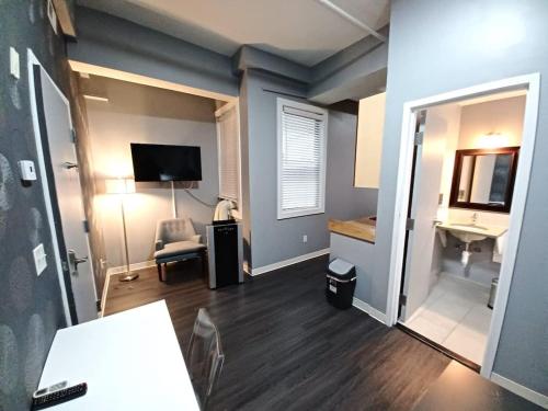 Dieses Zimmer verfügt über einen Schreibtisch und einen TV. in der Unterkunft Enjoy Spring Time In Boston 406 in Boston