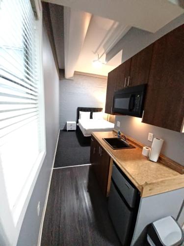 eine kleine Küche mit einem Bett in einem Zimmer in der Unterkunft Enjoy Spring Time In Boston 406 in Boston