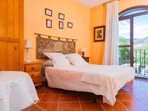 1 dormitorio con cama y ventana grande en Cubo's La Cimada Room 1 Bed&Breakfast, en Ronda
