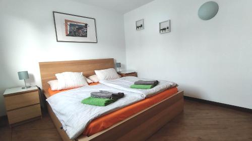 1 dormitorio con 1 cama con 2 toallas en Vv Apartamento Gran Vista Los Marinos, en Tías