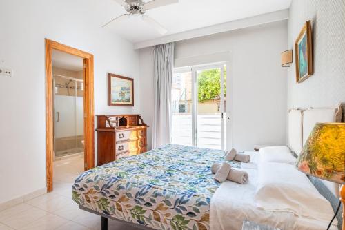Schlafzimmer mit einem Bett und einem Fenster in der Unterkunft Villa Mar - Can Bujosa in Palma de Mallorca