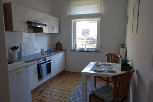 kuchnia ze stołem, stołem i krzesłami w obiekcie Char Wohnung mit 3 Schlafzimmern w Bremie