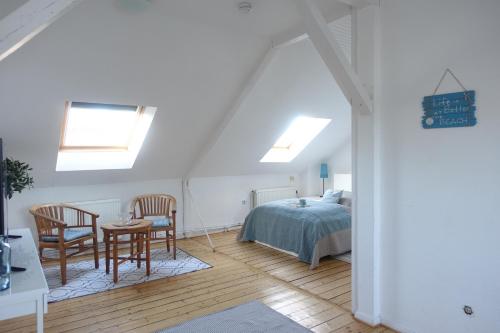 sypialnia z łóżkiem, stołem i krzesłami w obiekcie Char Wohnung mit 3 Schlafzimmern w Bremie