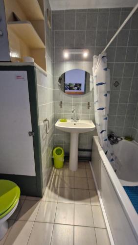 une petite salle de bain avec un lavabo et une baignoire dans l'établissement LES CAPITELLES - Studio cabine - Piscine - plage à 50 m Ref Noga, à Saint-Cyprien