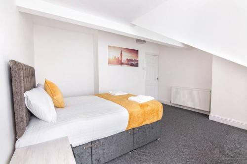 ein Schlafzimmer mit einem großen Bett in einem Zimmer in der Unterkunft 4 bedroom house, 5 double beds in Leeds