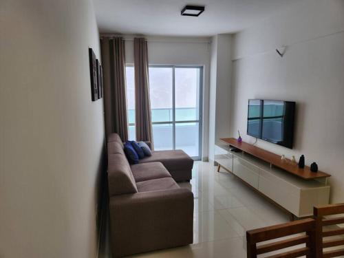 a living room with a couch and a television at Residencial Foz do Iguaçu. in Belém