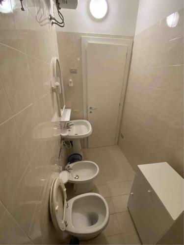 a bathroom with a toilet and a sink at Casa Viola in Campese
