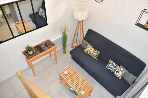 a living room with a blue couch and a table at ღ Le cocon Montilien - Confortable T2 avec Wifi in Montélimar