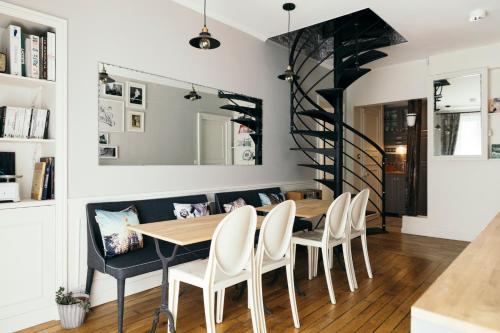 une salle à manger avec une table et des chaises dans l'établissement Chez Pépé Merle - Chambres d'hôtes au cœur de Paris, à Paris