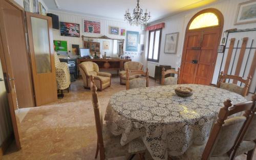 jadalnia ze stołem i krzesłami w obiekcie Casa degli Artisti w mieście Burano