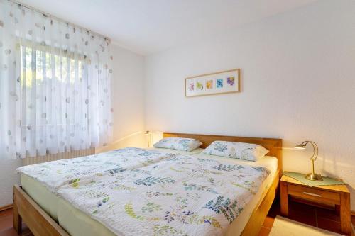 1 dormitorio con cama y ventana en Haus Latt, en Durbach