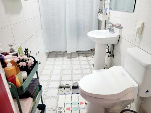 uma casa de banho com um WC e um lavatório em Cheondongro Seonwoo stay em Jeonju