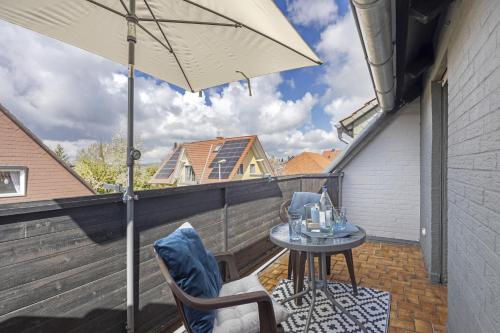 a patio with a table and an umbrella at Ferienwohnung Harzreich in Seesen