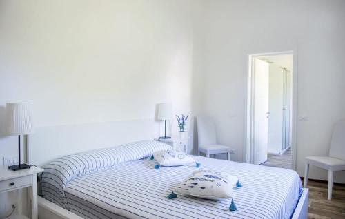 biała sypialnia z łóżkiem z dwoma pluszakami w obiekcie Villaflair - Villa Bounganville w mieście Punta Ala