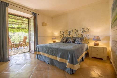 1 dormitorio con 1 cama y puerta corredera de cristal en Villaflair - Sea View Porto Ercole en Porto Ercole