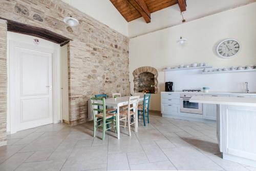 Кухня или мини-кухня в A Casa Nostra Residenza di Charme - Struttura sanificata giornalmente con ozono
