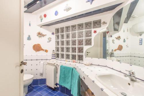 bagno con vasca e lavandino di Villaflair - Villa Sbarcatello a Porto Santo Stefano