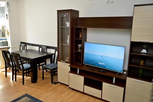 Televízia a/alebo spoločenská miestnosť v ubytovaní Three Aces Apartment