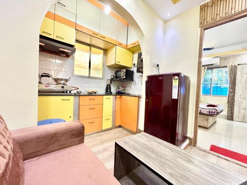 Una cocina o zona de cocina en Stylish 1RK Serviced Apartment in Tollygunge