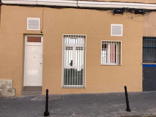 um edifício com uma porta branca e duas janelas em Apartamento exclusivo en Madrid em Madri