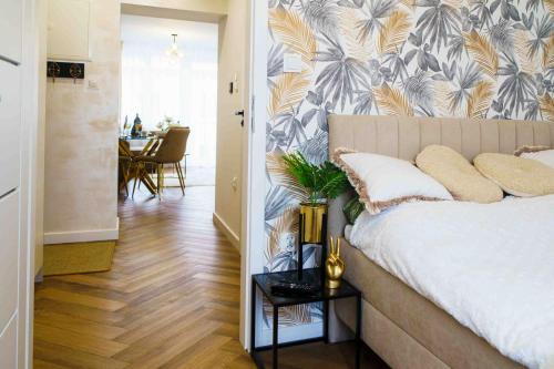 Un dormitorio con una cama y un comedor. en Apartament Kulturalny, en Sanok