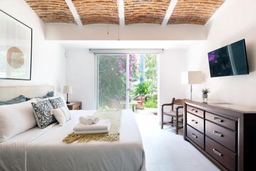 1 dormitorio con 1 cama, escritorio y TV en Welcome to Villa Cristy 3-BR 3 5-WC in the La Floresta area, en Ajijic