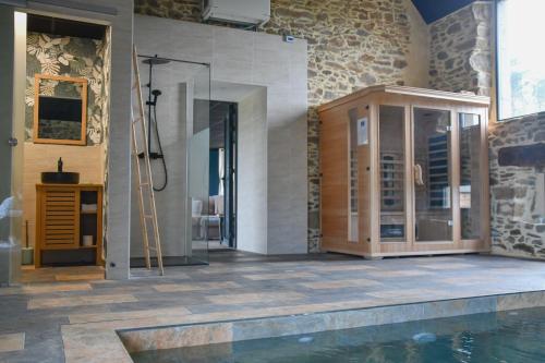 La salle de bains est pourvue d'une douche et d'une piscine. dans l'établissement Les Thermes du Liet, à Plédèliac
