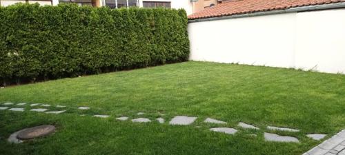 Ein Garten an der Unterkunft Apartman Viking